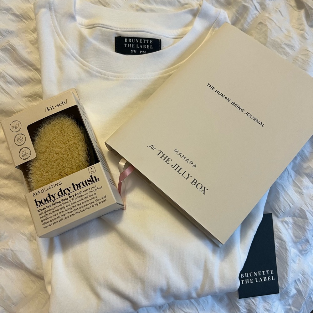 Jilly Bundle! W NWT Brunette the Label White T-Shirt